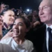 Putin apo sozia? Presidenti rus hyn mes turmës, pozon e puthet me fansat