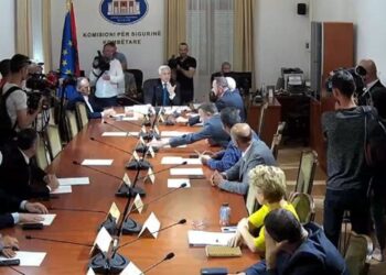 Debate te Siguria/ Salianji: S’ke për të bërë mbledhje! Naço: Kujton se më lëviz qerpiku?