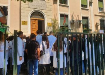 Largimi i mjekëve dhe demonstrata e studentëve të mjekësisë