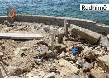 Ndërtoi mur rrethues pa leje në vijën bregdetare në Radhimë, arrestohet 46-vjeçari