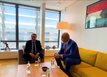 Flamuri në zyrën e Oliverit, pasqyra e munguar e opozitës shqiptare