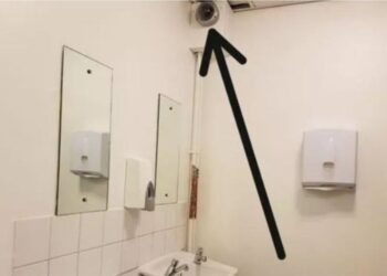 E rëndë në Itali/ Arrestohet drejtor i postës, përgjonte punonjëset në tualet