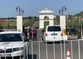 Tension në Manzë/ Muxhahedinët nxjerrin jashtë gazetarët dhe policët, bllokojnë hyrjen kryesore të kampit të MEK