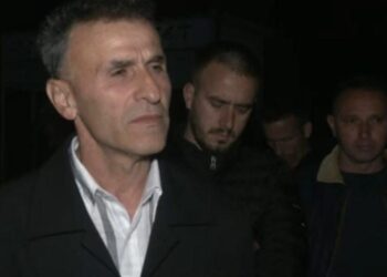 Kryekomunari i Leposaviqit 60 orë i ngujuar: Serbët shkruan emrin e tij mbi kafshë dhe i shëtitën në qytet