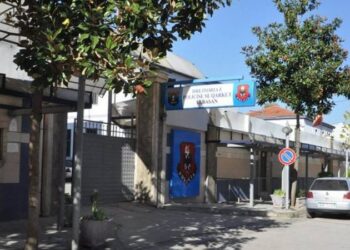 Konflikt për marrjen e klientelës, grushte mes dy pronarëve të lokaleve në Elbasan
