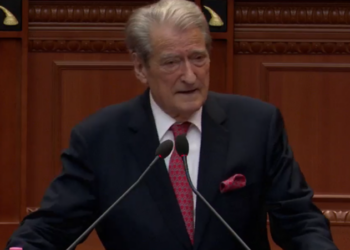 Berisha gjen MEK si ‘aleat’ kundër SHBA, u çon dhe avokatin e familjes