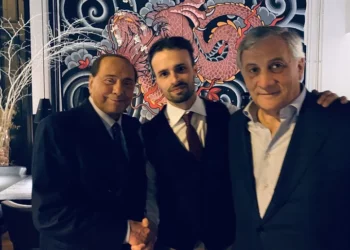 Bashkëpunëtori i Berlusconit zbulon bisedën e fundit: Direktivat i dha në telefon
