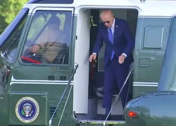 VIDEO/ Biden godet kokën në helikopter pak pasi u rrëzua në ceremoninë e Forcave Ajrore
