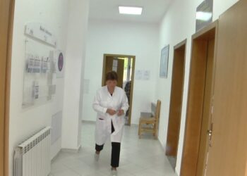 Me të vjella e diarre, 50 persona përfundojnë në spital në Bulqizë. Dyshohet se janë helmuar nga uji