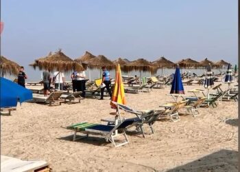 Ishin vendosur pa leje, hiqen 836 shezlong në plazhin e Porto Romanos