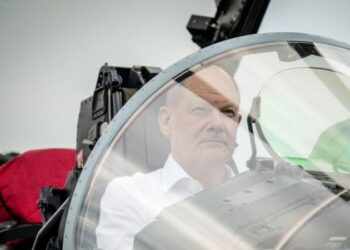 Schulz piloton një avion luftarak gjatë stërvitjes ushtarake “Air Defender 2023”