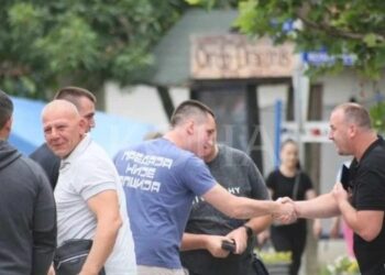 VIDEO/ Mori pjesë në festën e Vidovdan, policia e Kosovës ndalon djalin e Vuçiç. Tensioni Serbi-Kosovë i ‘garantuar’