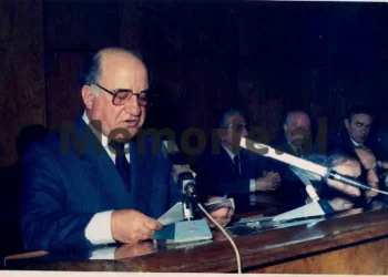 “Dua plaçka për shtëpinë, t’i paguaj me këste. S’kam një lugë timen”. Kur ministri i Brendshëm tronditi Byronë në 1991