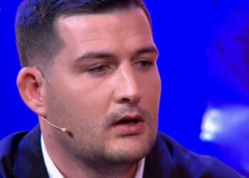 Arbër Hajdari përlot me rrëfimin e kalvarit të vuajtjeve në familje: Mami ka pësuar disa herë vdekje klinike