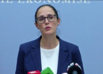 Shtyhet aplikimi i rritjes së rrogave/ Ibrahimaj: Pagat e muajit maj do kalojnë siç ishin para se të hyntë reforma në fuqi