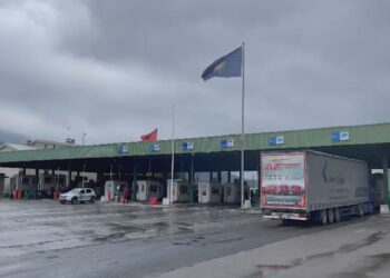 Janë ngarkuar në Shqipëri, kamionët me targa serbe bllokohen edhe në Morinë