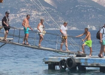 Rënia e euros, turistët e huaj do të paguajnë me lekë në jug