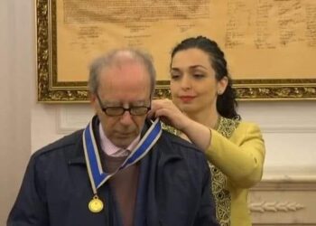 Presidentja Vjosa Osmani dekoron shkrimtarin e madh Ismail Kadare me urdhrin “Hasan Prishtina”