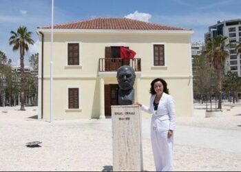 “Do më mungosh”/ Yuri Kim në Vlorë për turin e lamtumirës: Një nga qytetet më të gjallë të Shqipërisë