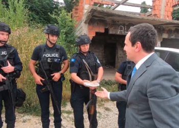 VIDEO/ Albin Kurti iu çon bakllava policëve të Kosovës në Mitrovicën e Veriut, shoqërohet nga ministri i Brendshëm