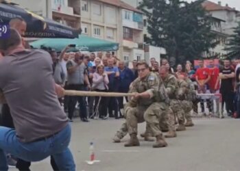 Protestuesit serbë dhe ushtarët amerikanë të KFOR-it “ndeshen” në tërheqje litari