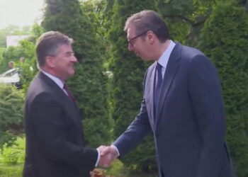 Lajçak dhe Escobar në Serbi: Vuçiç, i gatshëm për të zbutur tensionet në Kosovë