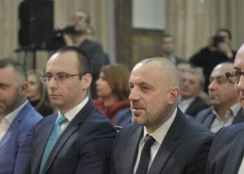 Tensionet në Veri/ Përfaqësuesit e Listës Serbe takohen me Vuçiçin në Beograd: Nuk ndalim protestat
