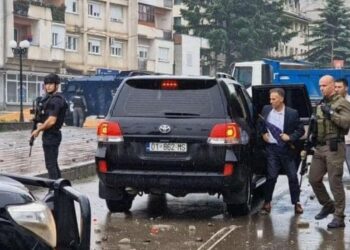 Kryetari i ri i mbyllur në komunë prej të hënës/ Lulzim Hetemi: Po hamë bukë si në hotel, na e sjell policia