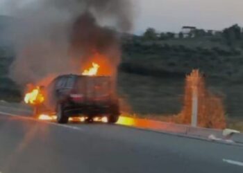 Përfshihet nga flakët në ecje, ‘shkrumbohet’ makina në aksin Levan-Tepelenë