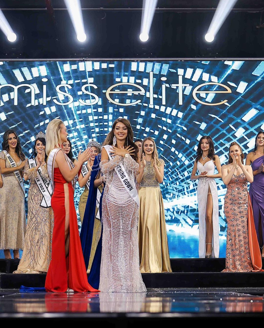 FOTO /Bukuroshja bën krenarë shqiptarët, fiton kurorën e “Miss Elite World 2023”