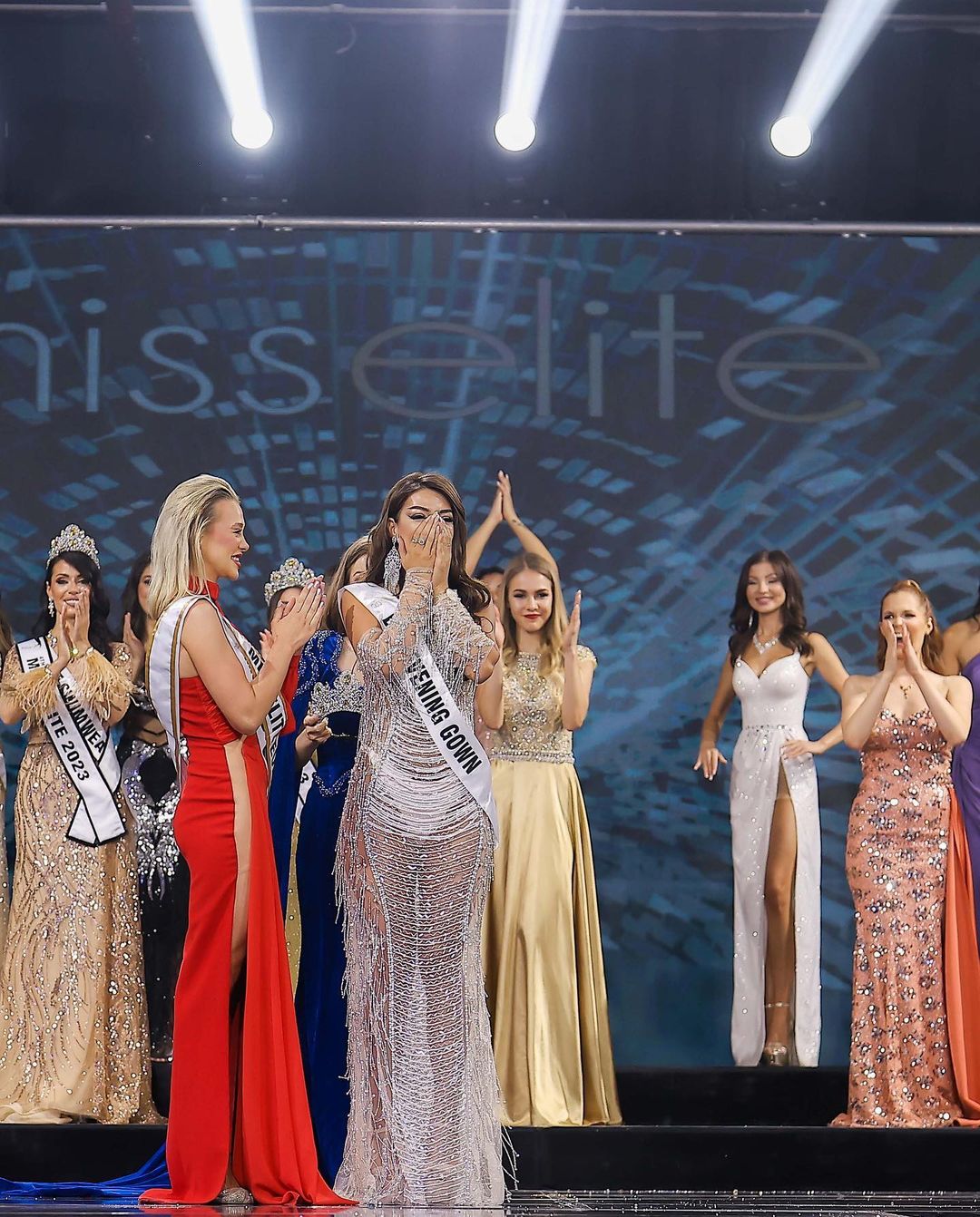 FOTO /Bukuroshja bën krenarë shqiptarët, fiton kurorën e “Miss Elite World 2023”