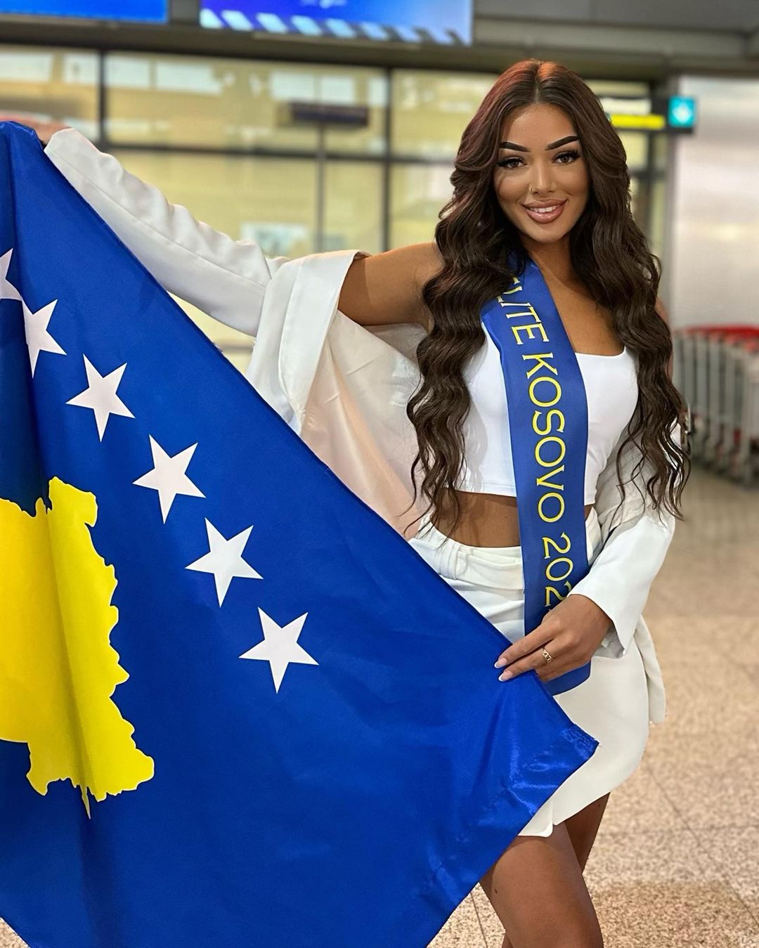 FOTO /Bukuroshja bën krenarë shqiptarët, fiton kurorën e “Miss Elite World 2023”