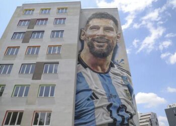 Mediat ndërkombëtare i bëjnë jehonë murales së Lionel Messit në Tiranë