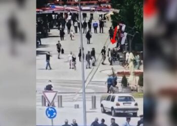VIDEO/ Ministri i Brendshëm i Kosovës publikon pamjet si sulmohen dy të rinjtë shqiptarë në veri të Mitrovicës: Kriminelë…!