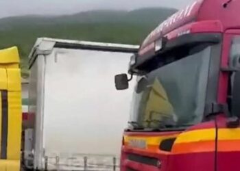 Radhë kilometrike/ Vendimi i Albin Kurtit për targat serbe, kamionët me prodhimet shqiptare bllokohen në Kukës