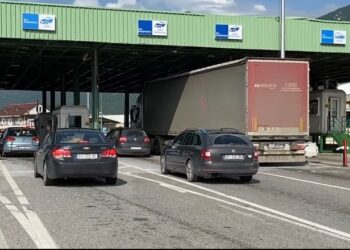 Sezoni turistik nisi/ Fluks në Morinë, qytetarë nga Kosova i drejtohen bregdetit shqiptar! Kalimi pa kontroll shmangu…!