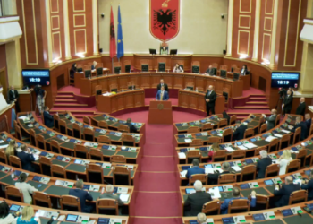 Debatet në Kuvend/ Noka bllokon foltoren, i fiket mikrofoni! Deputeti i Berishës: S’ka turp më të madh