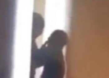 VIDEO/ Puthi me dhunë në buzë nxënësen e klasës së shtatë, vihet në pranga mësuesi. Ja kush i filmoi