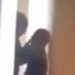 VIDEO/ Puthi me dhunë në buzë nxënësen e klasës së shtatë, vihet në pranga mësuesi. Ja kush i filmoi