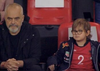 FOTO-LAJM/ Kryeministri Rama me djalin e tij Zaho ndjekin ndeshjen Shqipëri-Moldavi