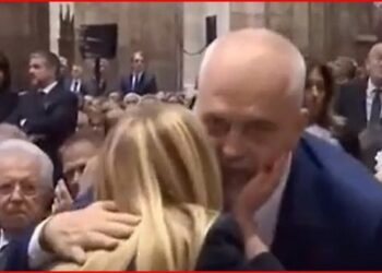 VIDEO/ Pëshëndetja e ngrohtë, është Meloni këtë radhë që puth Ramën dhe e përkëdhel në faqe