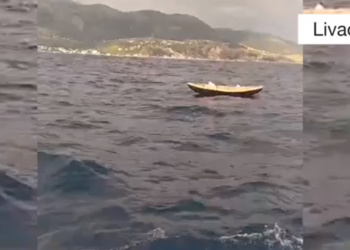 Policia në Dhërmi shpëton dy turistët që lundronin me kajak, e kishin të pamundur kthimin në breg