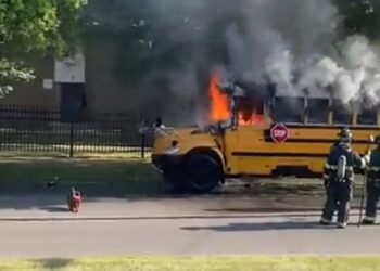 Autobusi i shkollës përfshihet nga flakët, shoferja shtatzënë shpëton 37 fëmijë