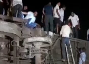 Aksident tragjik në Indi, 50 viktima dhe 300 të plagosur nga përplasja e dy trenave