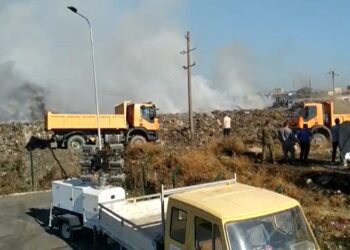 Vijon zjarri në fushën e mbeturinave në Vlorë, era e keqe mbulon zonën