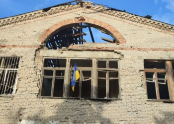 “Ky është shansi ynë”/ Ushtarët ukrainas valëvisin flamurin pas përparimit në territore