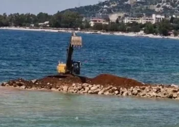 Krimi mjedisor/ Fadroma hedh inerte në det në Rradhimë, në mes të ditës