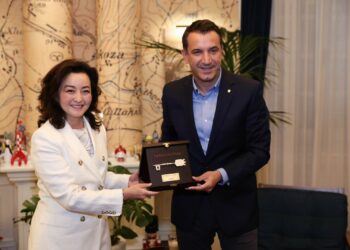 “Quaje Tiranën si shtëpinë tënde”/ Veliaj i jep ambasadores amerikane Yuri Kim ‘Çelësin e Qytetit’