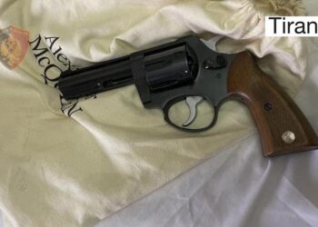Armë, kanabis dhe ekstazi në banesën e 25-vjeçares në Tiranë/ Policia arreston vajzën, shpallen në kërkim 2 djem