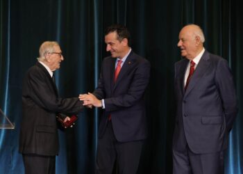 Juristët Luan Omari, Ismet Elezi dhe Niazi Jaho nderohen me titullin “Mirënjohja e Qytetit”, Veliaj: Faleminderit për kontributin tuaj